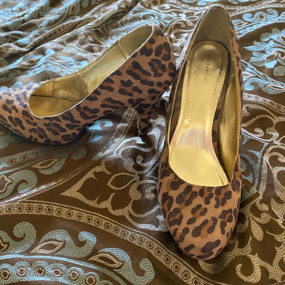 Leopard print round tie heels